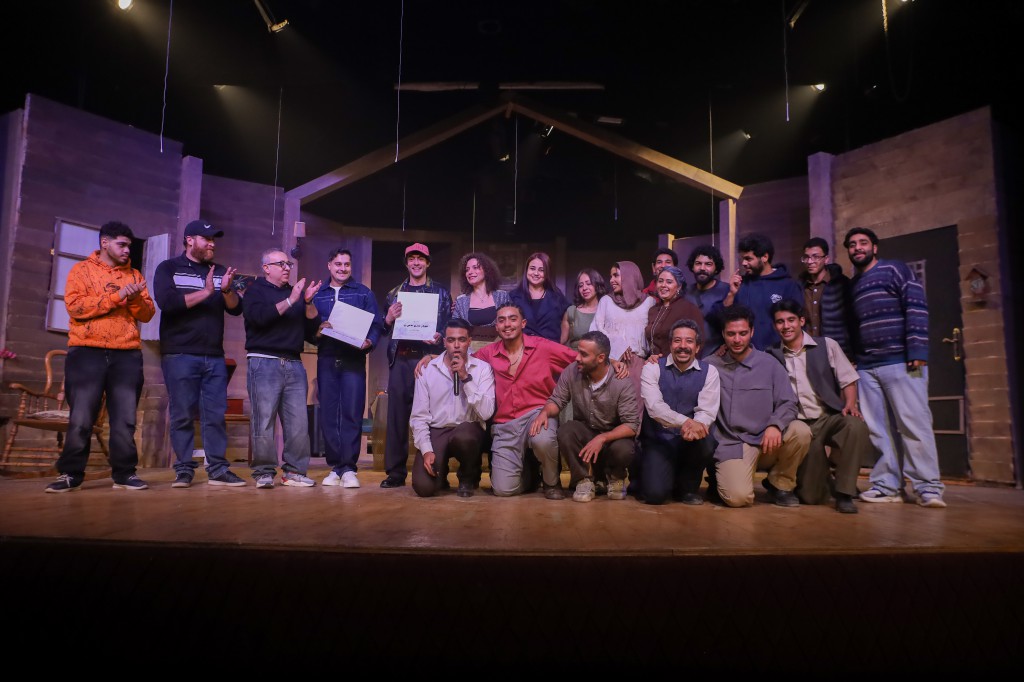 بالصور.. الكمامة في مهرجان المسرح العالمي تتحول من أداة وقاية الي عقاب نفسي