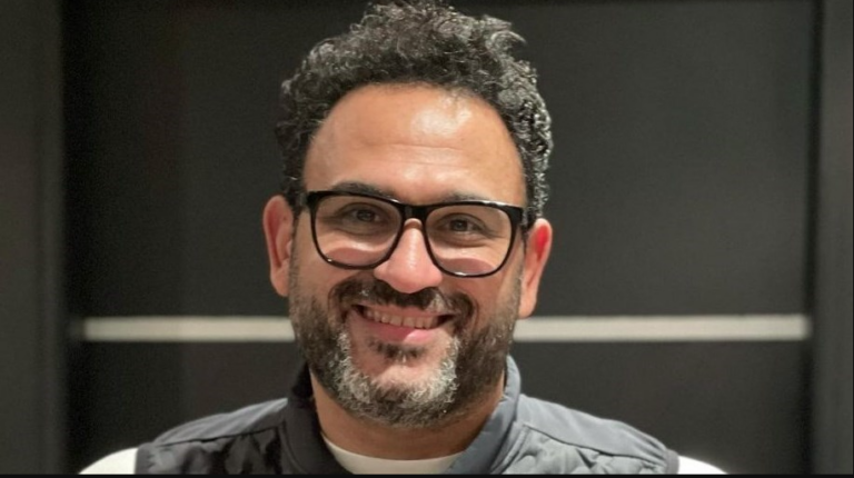 الفنان أكرم حسني يستعد لمفاجأة قريبا ويواصل نشاطه الفني