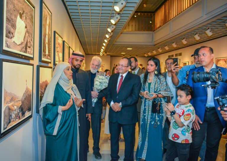 من مكة إلي القاهرة أطياف الحرمين رحلة إيمانية بعدسة سعودية