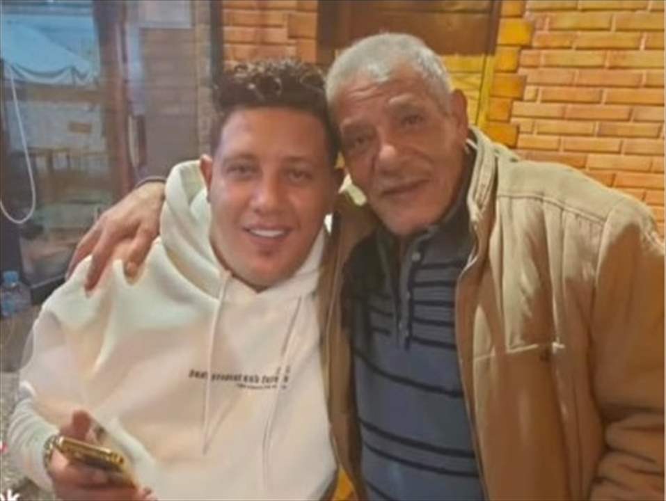 نجم المهرجانات حمو بيكا يتلقي واجب العزاء في وفاة والده بالاسكندريه