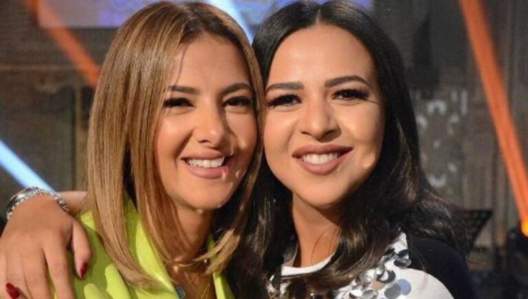 دنيا سمير غانم وشقيقتها إيمي علي خشبة المسرح