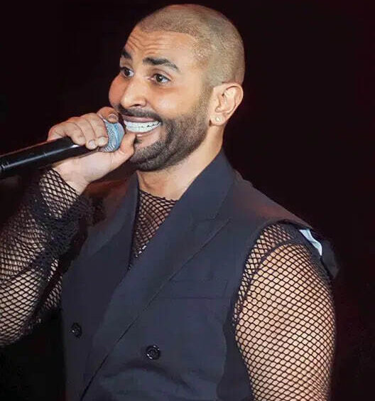 المطرب أحمد سعد يتعرض لموجة من الغضب والجدل بسبب لحيته وملابسه