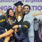 أحمد حلمي ومنى زكي يحتفلان بتخرج ابنتهما لي لي وسط فرحة عائلية