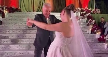 الفنان محمود حميدة يحتفل بزفاف ابنته بالرقص والغناء