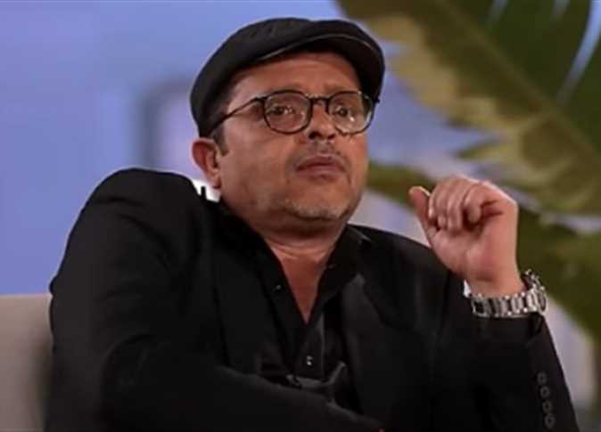 الحزن يخيم على الفنان محمد هنيدي لوفاة شقيقه الأكبر والوسط الفني والنجوم يقدمون واجب العزاء