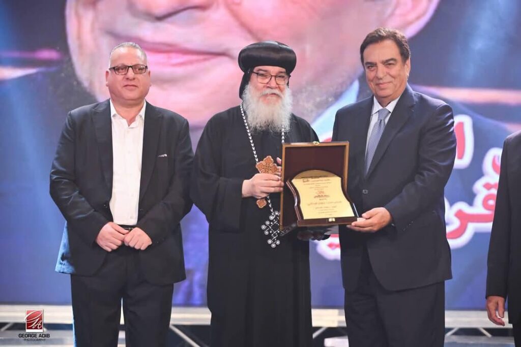 جورج قرداحي يكرم بالقاهرة بمهرجان سمفوني السادس بصفته أحد رسل السلام